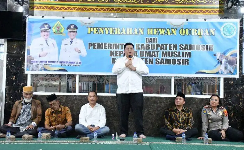 Bupati Samosir Serahkan Hewan Qurban Bantuan Presiden dan Pemkab, Perkuat Toleransi dan Kepedulian Sosial