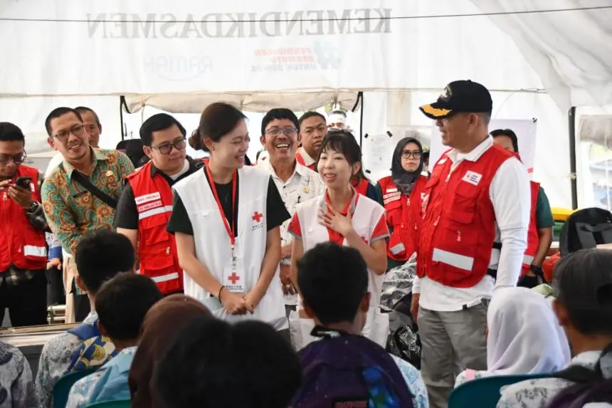 Hongkong Red Cross Bersama PMI Tapteng Serahkan Bantuan 110 Paket Sekolah