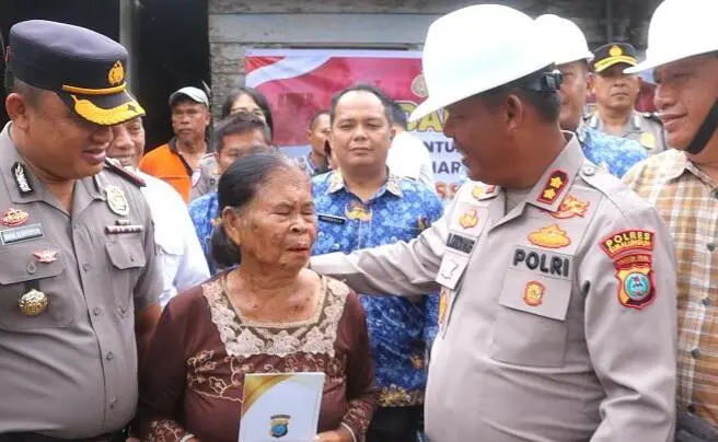 Jelang HUT Bhayangkara ke-80, Kapolres Simalungun Bedah Rumah seorang Lansia