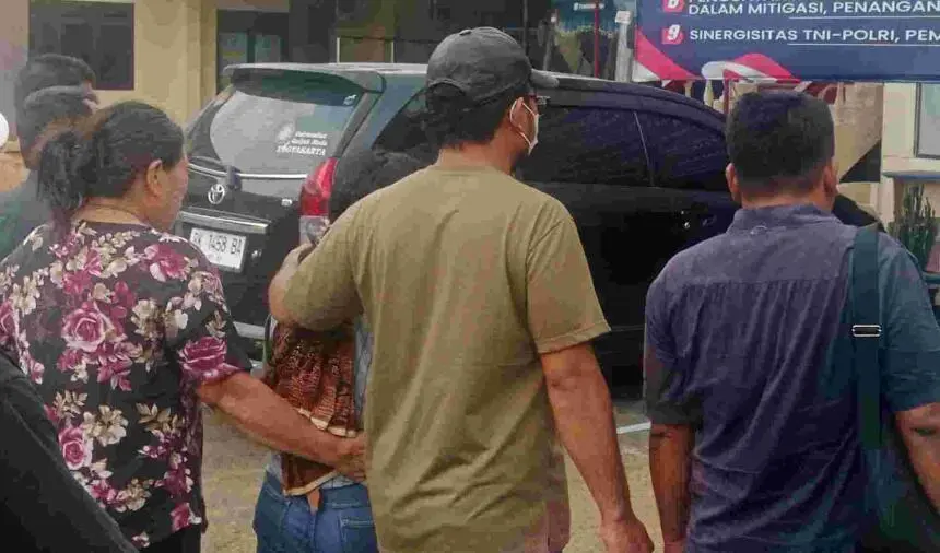 RS Serahkan Diri Ke Polres Siantar Diantar Oleh Keluarga