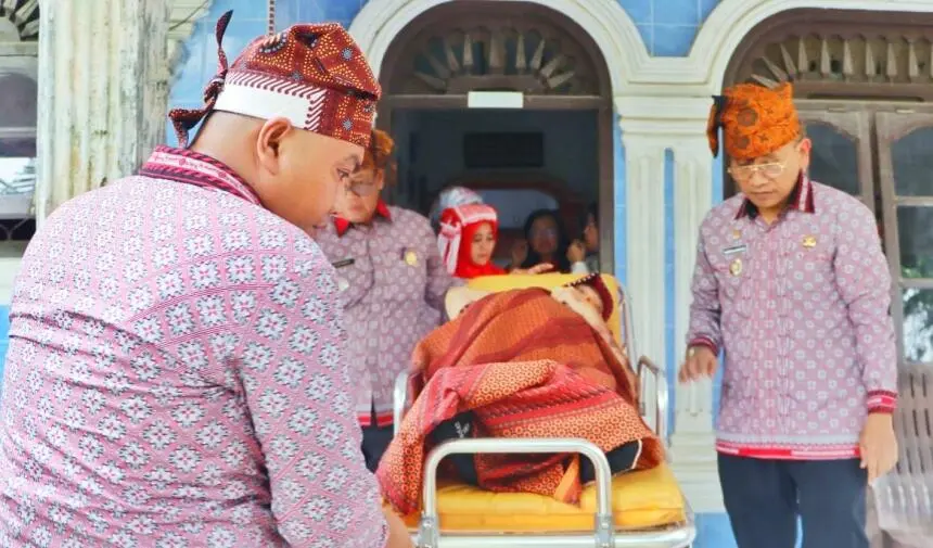 Bupati Anton Bantu Antarkan Seorang Warga yang Sakit ke RSUD Perdagangan