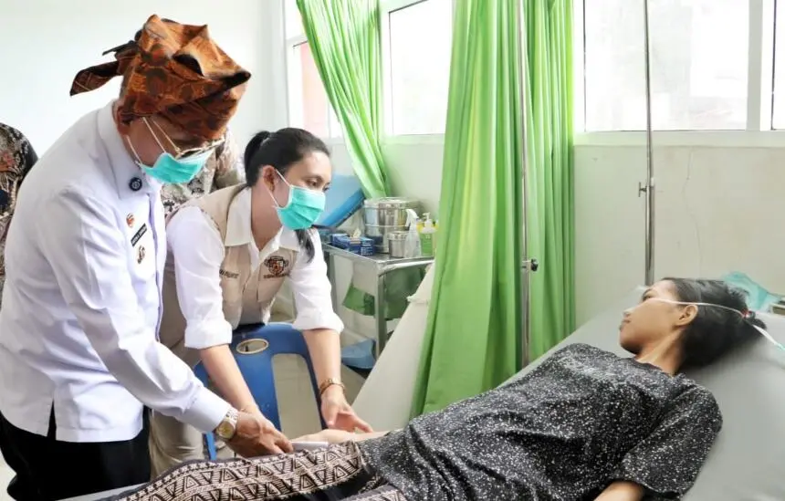 Bupati Anton Evakuasi Pasien Jantung dan Anemia dari Puskesmas Ujung Padang ke RSUD Perdagangan