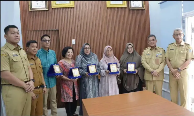 Sekda Binjai Serahkan Cinderamata kepada ASN yang Memasuki Masa Purna Bhakti