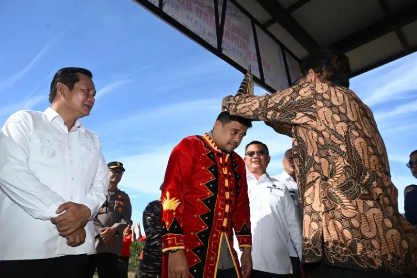 Disambut Hangat Warga di Bandara Binaka, Bobby Nasution Awali Agenda Berkantor di Kepulauan Nias