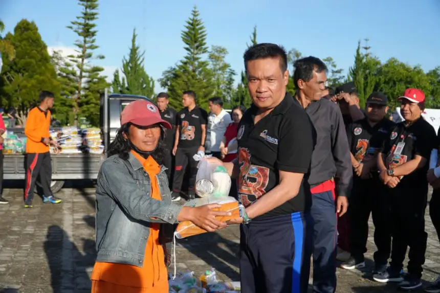 HUT ke-23 Humbahas, Bupati Oloan Serahkan Bantuan untuk 70 Petugas Kebersihan