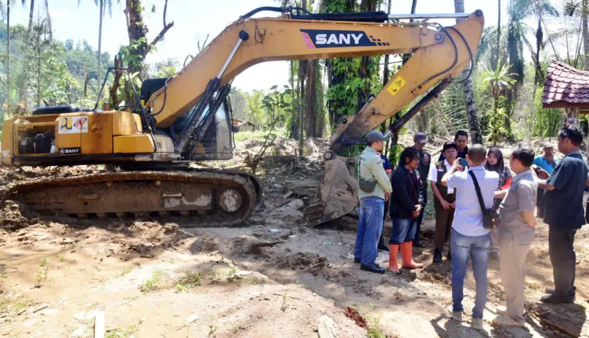 BNPB Tangani Banjir di Sipange, Kerahkan 4 Alat Berat dan Tanggul 400 Meter
