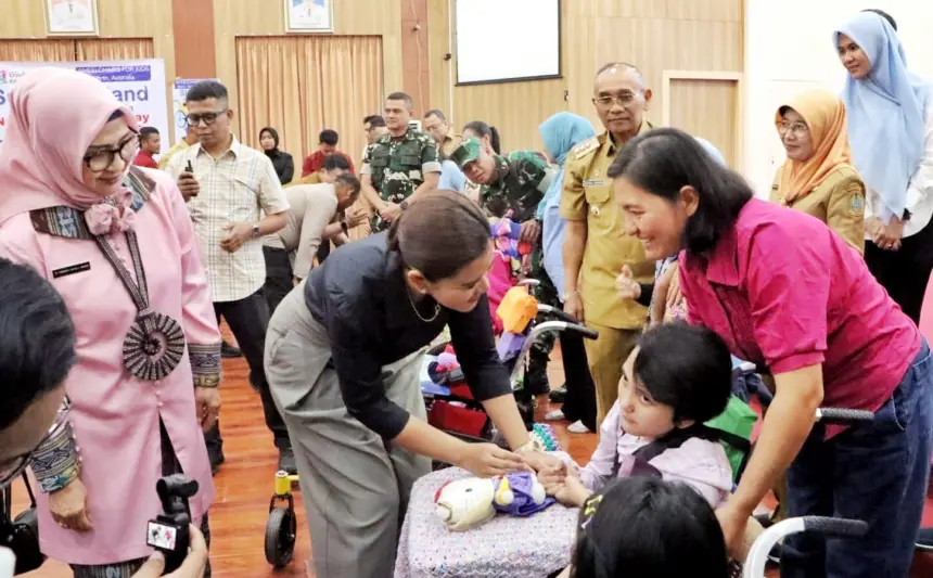 Puluhan Anak Disabilitas di Simalungun Terima Kursi Roda Adaptif