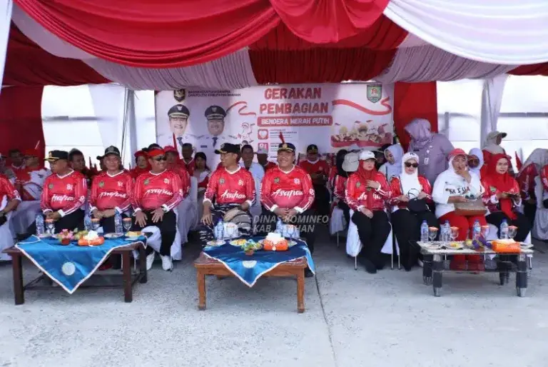 Bupati Asahan Kibarkan Bendera Merah Putih Raksasa di Muara Selat Malaka