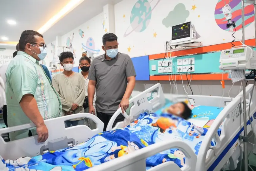 Gubernur Bobby Nasution Jenguk Murid Korban Keracunan MBG Karo di RS Haji, Pastikan Penanganan Hingga Pulih