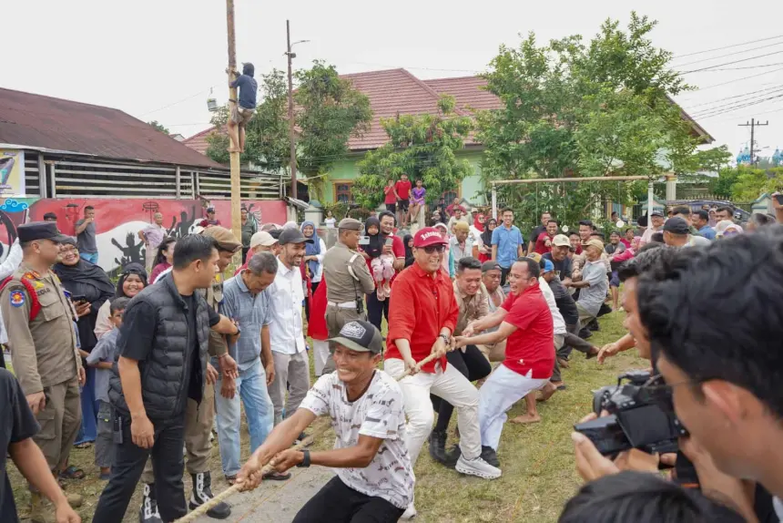 Hadir di Tengah Warga, Rico Waas Ikut LombaTarik Tambang