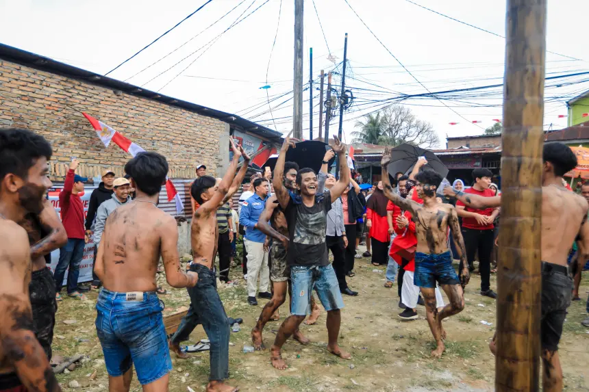 Rico Waas Berbaur Bersama Warga di Gebyar Kemerdekaan Medan Kota, Panjat Pinang Jadi Puncak Semarak dan Keseruan
