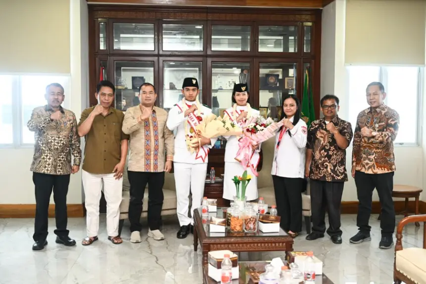 Pj Sekdaprov Sumut Sambut Kepulangan Dua Paskibraka Nasional Asal Toba