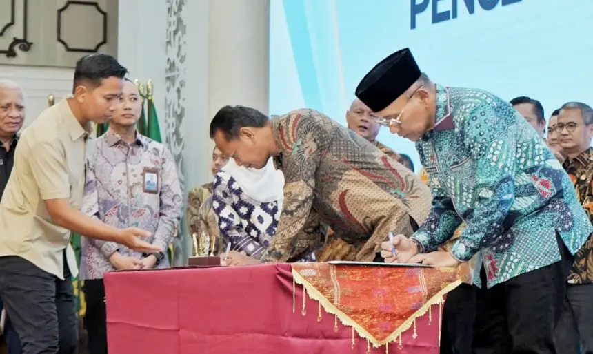 Bupati Anton Tandatangani Komitmen Perbaikan Tata Kelola dan Pencegahan Korupsi