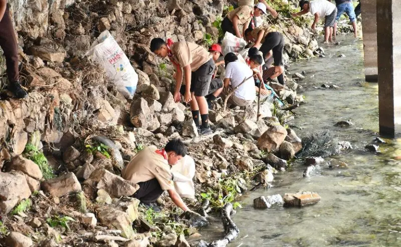 Bakti Masyarakat, Ketua Kwarcab Samosir Kerahkan Ratusan Anggota Pramuka Bersihkan Danau Toba