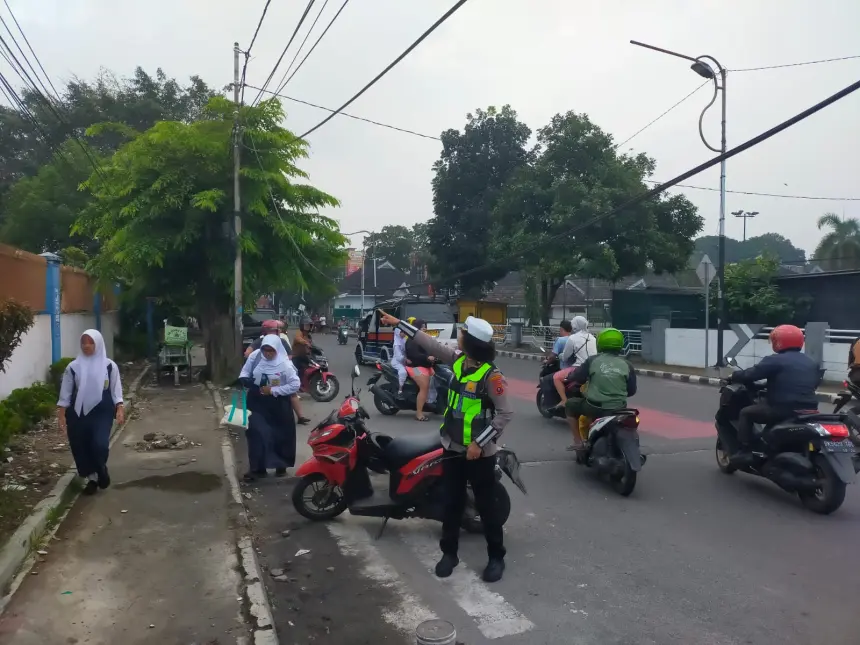 Kabel Menjuntai di Jalan Kartini, Polisi Antisipasi Bahaya Pengguna Jalan