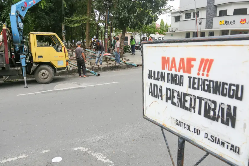 Satpol PP Siantar Bongkar 2 Papan Reklame Tanpa Izin