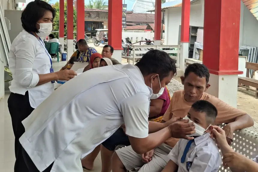 Bupati Masinton Instruksikan Dinkes Tapteng Siaga Asap Karhutla, Masker Dibagikan Gratis