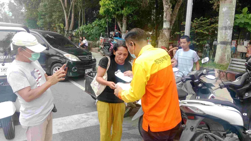 Waspada Kabut Asap, Kosgoro 57 Bagikan Masker kepada Pengendara