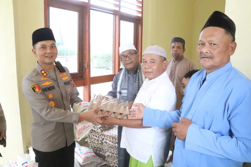 Kapolres Simalungun Serahkan Bantuan ke Masjid Ar Rahman