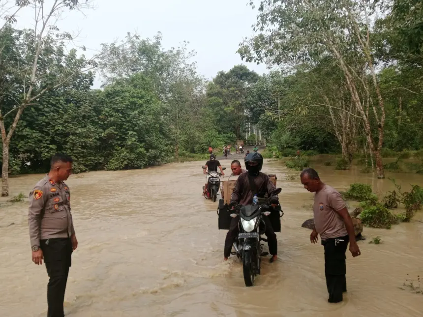 Banjir Genangi Jalan Bosar Maligas, Aktifitas Pengguna Jalan Sempat Terganggu