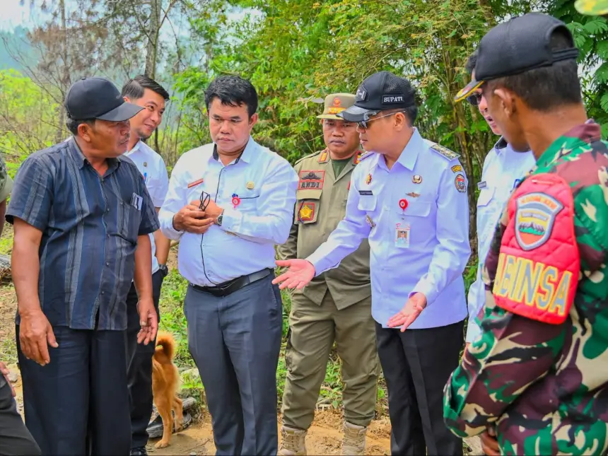 Bupati Oloan Tinjau Pembangunan Jembatan Perintis Beton di Pollung