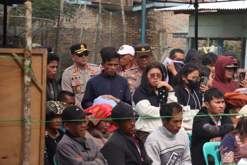 Kapolres Humbahas Tinjau TPS Pilkades Serentak, Tekankan Netralitas Personel