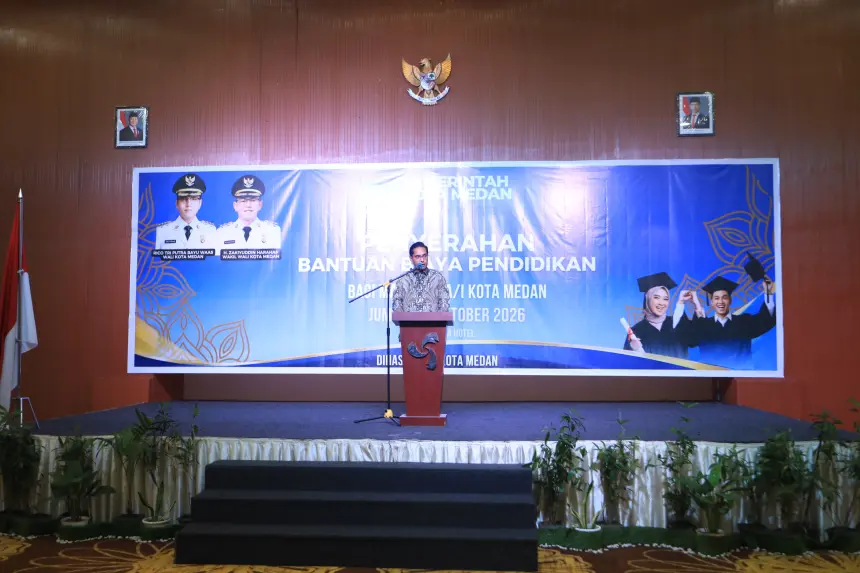 Dari Pajak Rakyat untuk Masa Depan, Rico Waas Serahkan Bantuan Biaya Pendidikan Untuk 214 Mahasiswa