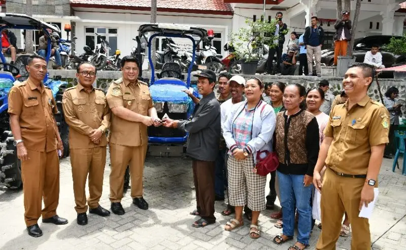 Pemkab Samosir Salurkan Alsintan kepada Kelompok Tani, Perluasan Lahan Bawang Putih Jadi Prioritas