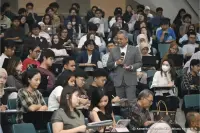Wamenkeu Suahasil Nazara Tekankan Pentingnya Ilmu Ekonomi Makro bagi Generasi Muda