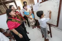 Liswati Kunjungi Sekolah PAUD yang Listriknya Sempat Diputus