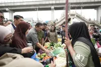 Mendag Tinjau Harga dan Ketersediaan Bapok di Pasar KM 5, Kota Palembang