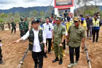 Menko PMK Tinjau Lokasi Bencana di Tapteng, Akui Tantangannya Cukup Berat