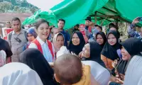 Kahiyang Ayu Dampingi SERUNI Salurkan Bantuan untuk Korban Bencana di Tapsel