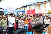 Ketua Komisi IV DPR RI dan Kapolri, Kunjungi Pengungsi di Huntara Pinangsori
