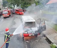 Mobil Carry dari Balige Terbakar saat Melintas di Jalan Sudirman Siantar