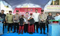Gubernur Bobby Nasution Dampingi Kapolri dan Ketua Komisi IV Tinjau Korban Bencana dan Salurkan Bantuan