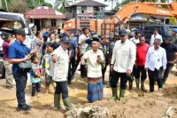 Kunjungan ke Tapteng, Warga Lopian Minta Gubernur Bangun Tanggul Permanen