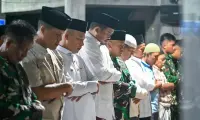 Gubernur Sumut Bobby Nasution Salat Tarawih Perdana di Lokasi Terdampak Bencana Tukka Tapteng