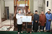 Awali Kunjungan di Aceh Timur, Kasatgas Tito Laksanakan Salat Subuh dan Serahkan Bantuan Kemasyarakatan
