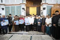 Kasatgas Tito Laksanakan Salat Subuh Berjamaah dan Salurkan Bantuan kepada Masyarakat Banda Aceh