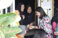 Ketua PKK Liswati Berikan Makanan Tambahan Kepada Lansia dan Ibu Hamil