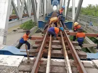 Jamin Keamanan Mudik, KAI Divre I Sumut Tuntaskan Pemasangan 2293 Bantalan Sintetis di 48 Jembatan