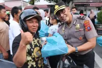 Polres Pematangsiantar Berbagi Takjil kepada Pengendara Bermotor