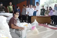 Wali Kota Wesly Sidak Pasar Jelang Idul Fitri, Pastikan Stok Aman