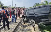 Mobil Ringsek Tertabrak Kereta Api di Tapian Dolok