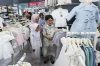 Wali Kota dan Ketua PKK Bawa Anak Yatim Belanja Keperluan Lebaran
