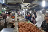 Wamendag Meninjau Harga dan Stok Bapok di Pasar Mayestik Jakarta
