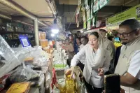 Wamendag Meninjau Harga dan Stok Bapok di Pasar Mayestik Jakarta