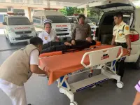 Petugas Pos Pam VI Simpang Sidamanik Tangani Korban Kecelakaan Sepeda Motor