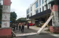Truk Tabrak Gapura Saat Pengalihan Arus, Pemotor Tertimpa Beton
